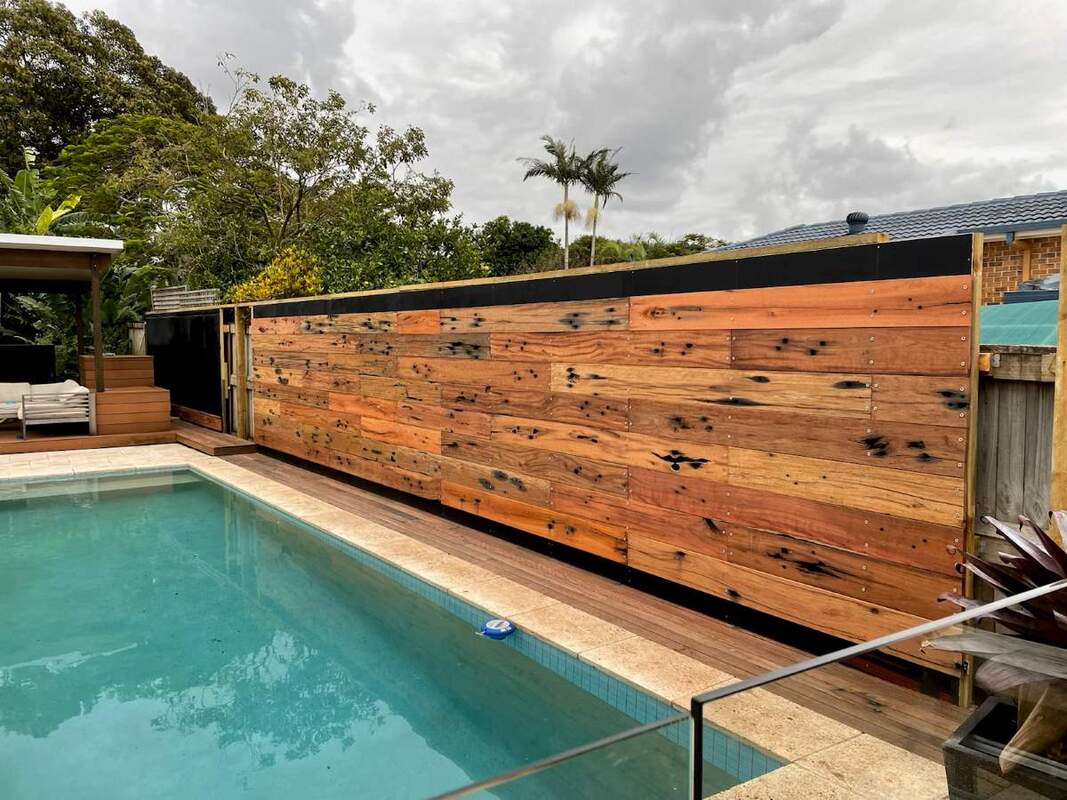 Railway sleeper fence with high feature boards