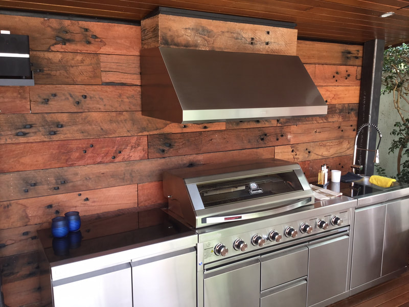 feature-wall-northern-rivers-timber-alfresco-outdoor-kitchen