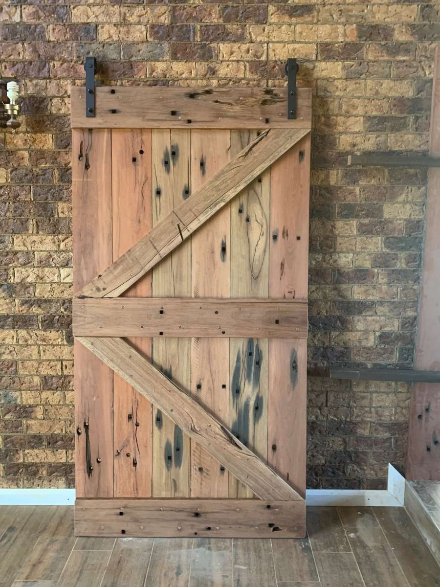 Railway sleeper barn door with high feature boards